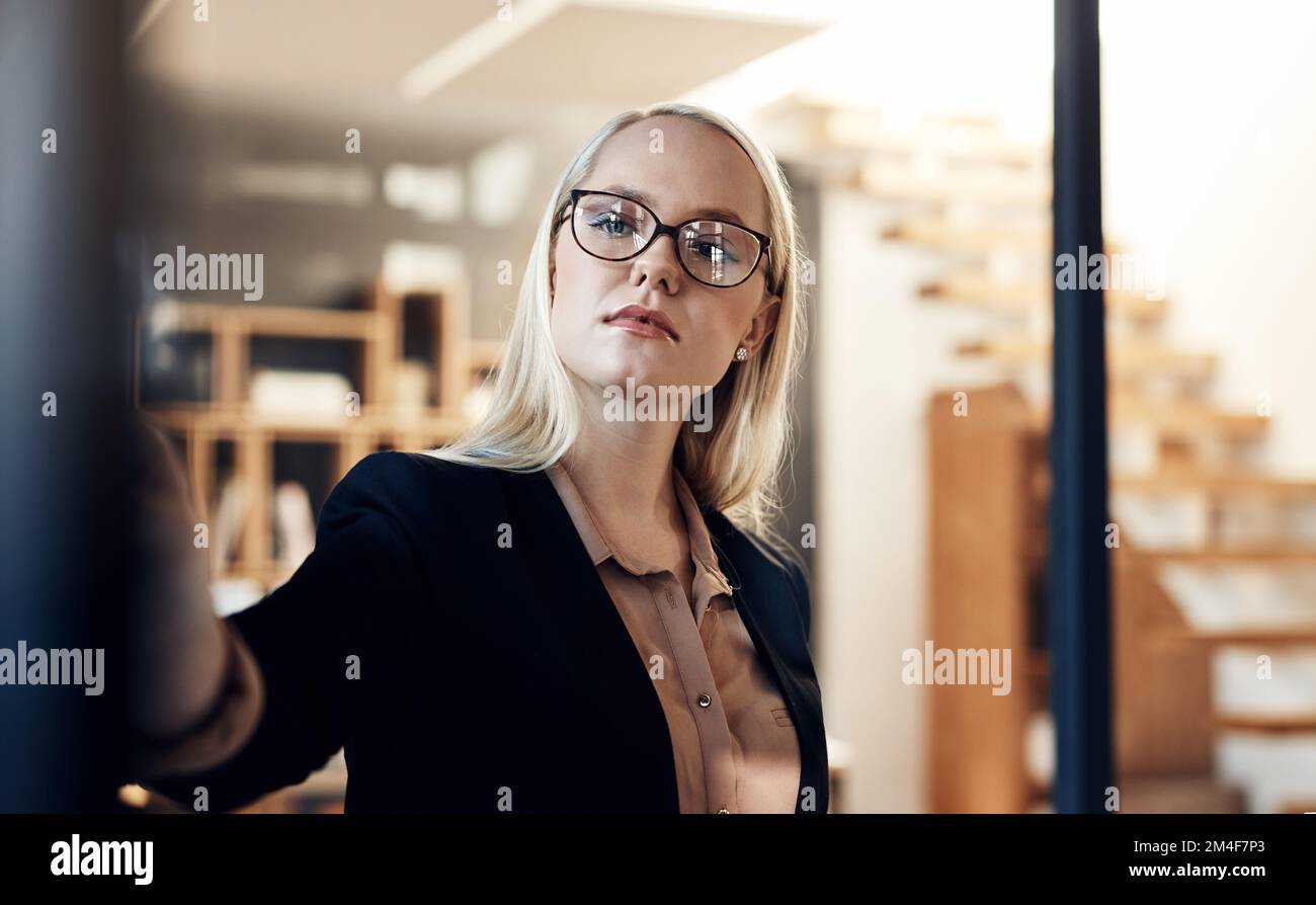 Nessuna idea è fuori dai limiti. una giovane donna d'affari fiduciosa che ha una sessione di brainstorming in un ufficio moderno. Foto Stock