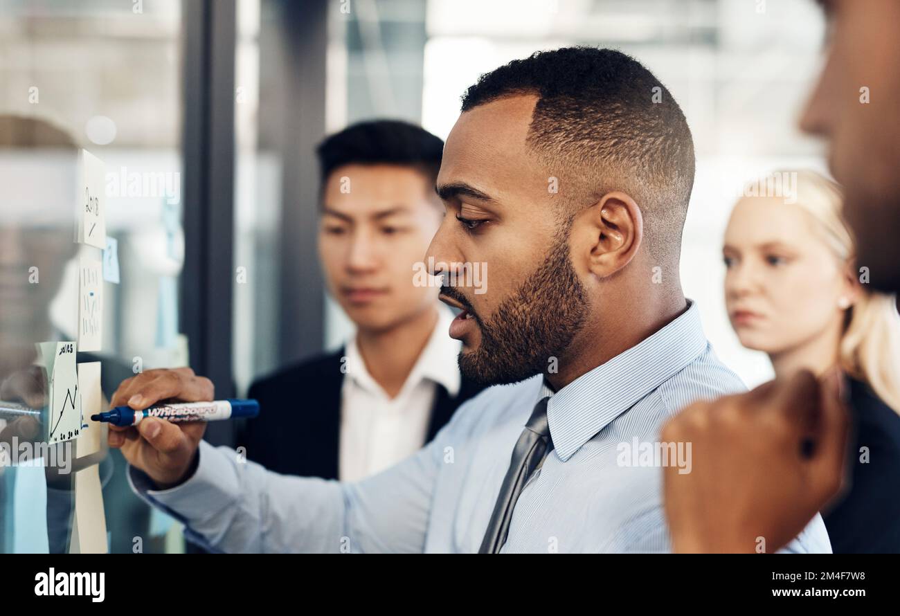 Creazione di materiale vincente per una nuova campagna di marketing. un gruppo di giovani uomini d'affari che hanno una sessione di brainstorming insieme in un ufficio moderno. Foto Stock