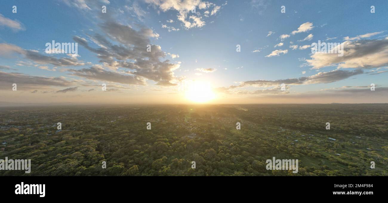 Verde paesaggio agricolo al tramonto vista aerea drone Foto Stock