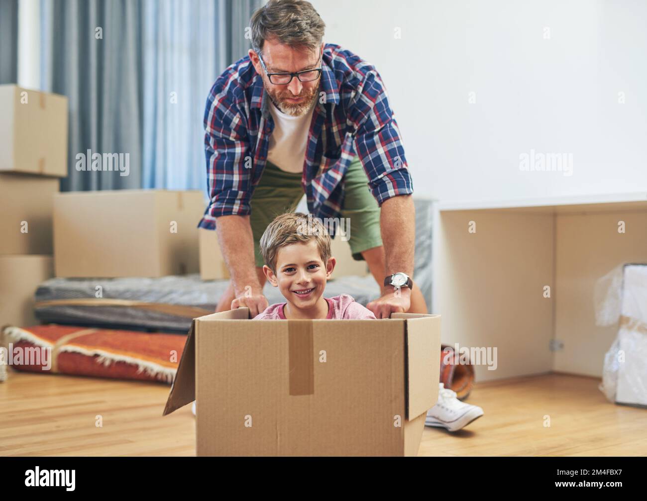 Grande divertimento per la grande mossa. Ritratto di un felice padre e figlio che si divertono insieme in una giornata in movimento. Foto Stock