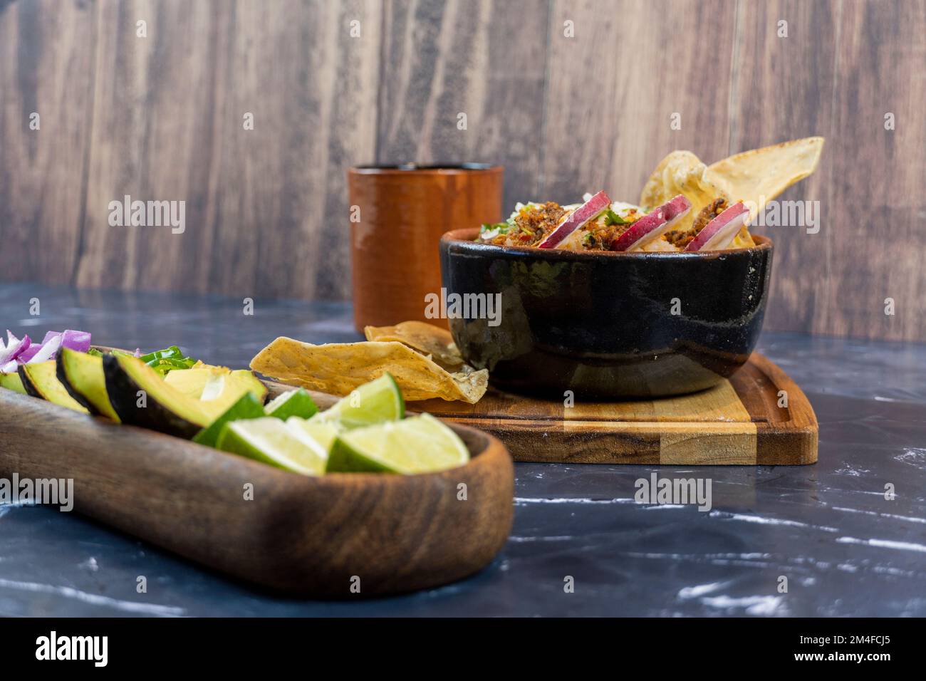 avocado, cipolla e coriandolo, per accompagnare la carne nel suo succo, piatti tipici messicani Foto Stock