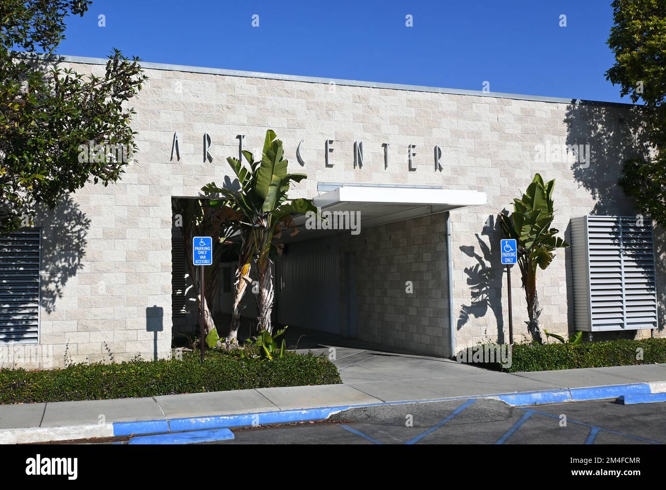 COSTA MESA, CALIFORNIA - 19 DEC 2022: Art Center Building sul campus dell'Orange Coast College, OCC. Foto Stock