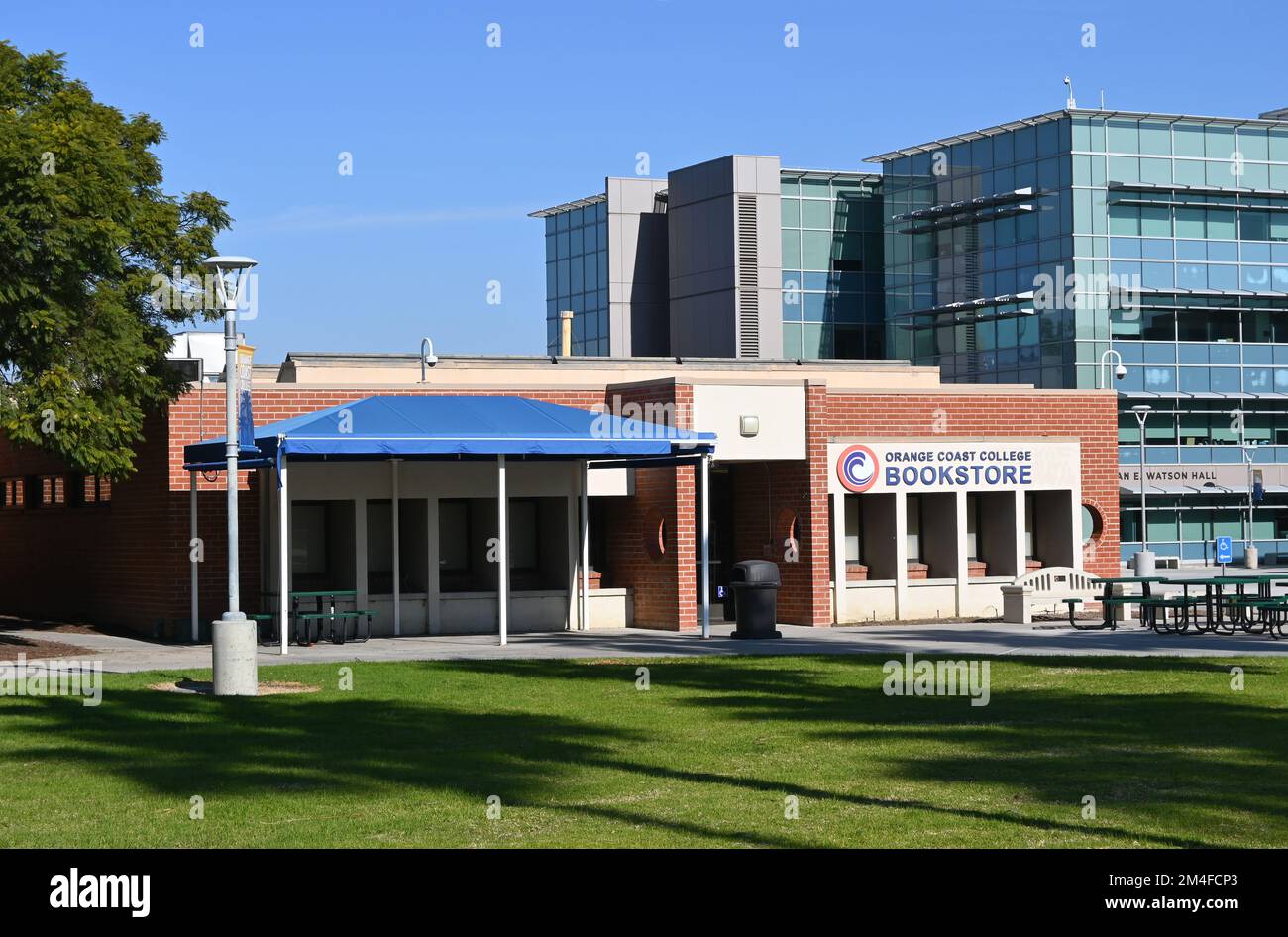 COSTA MESA, CALIFORNIA - 19 DEC 2022: Libreria e Watson Hall sul Campus dell'Orange Coast College, OCC. Foto Stock