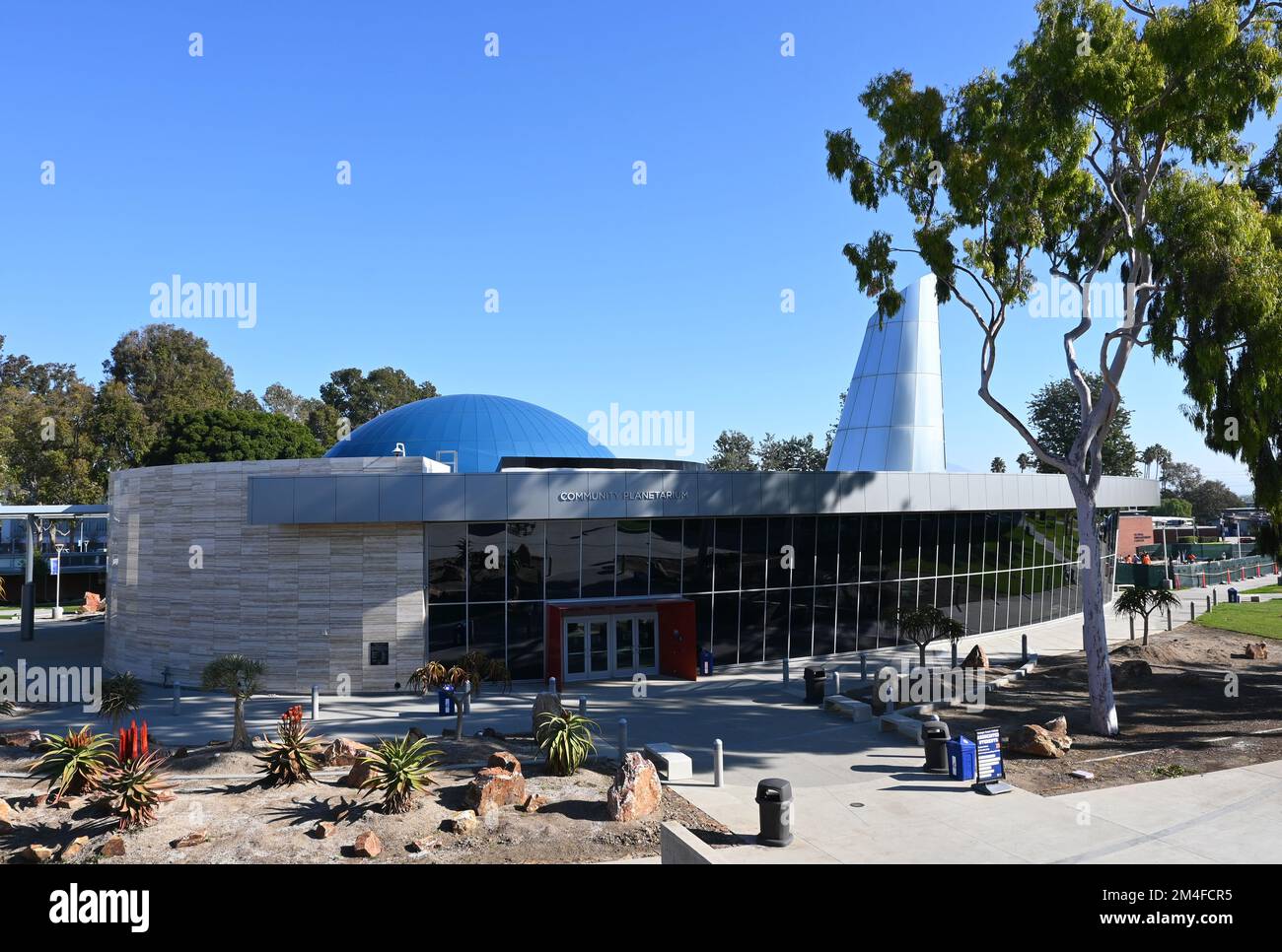 COSTA MESA, CALIFORNIA - 19 DEC 2022: L'edificio del Planetarium comunitario sul Campus dell'Orange Coast College, OCC. Foto Stock