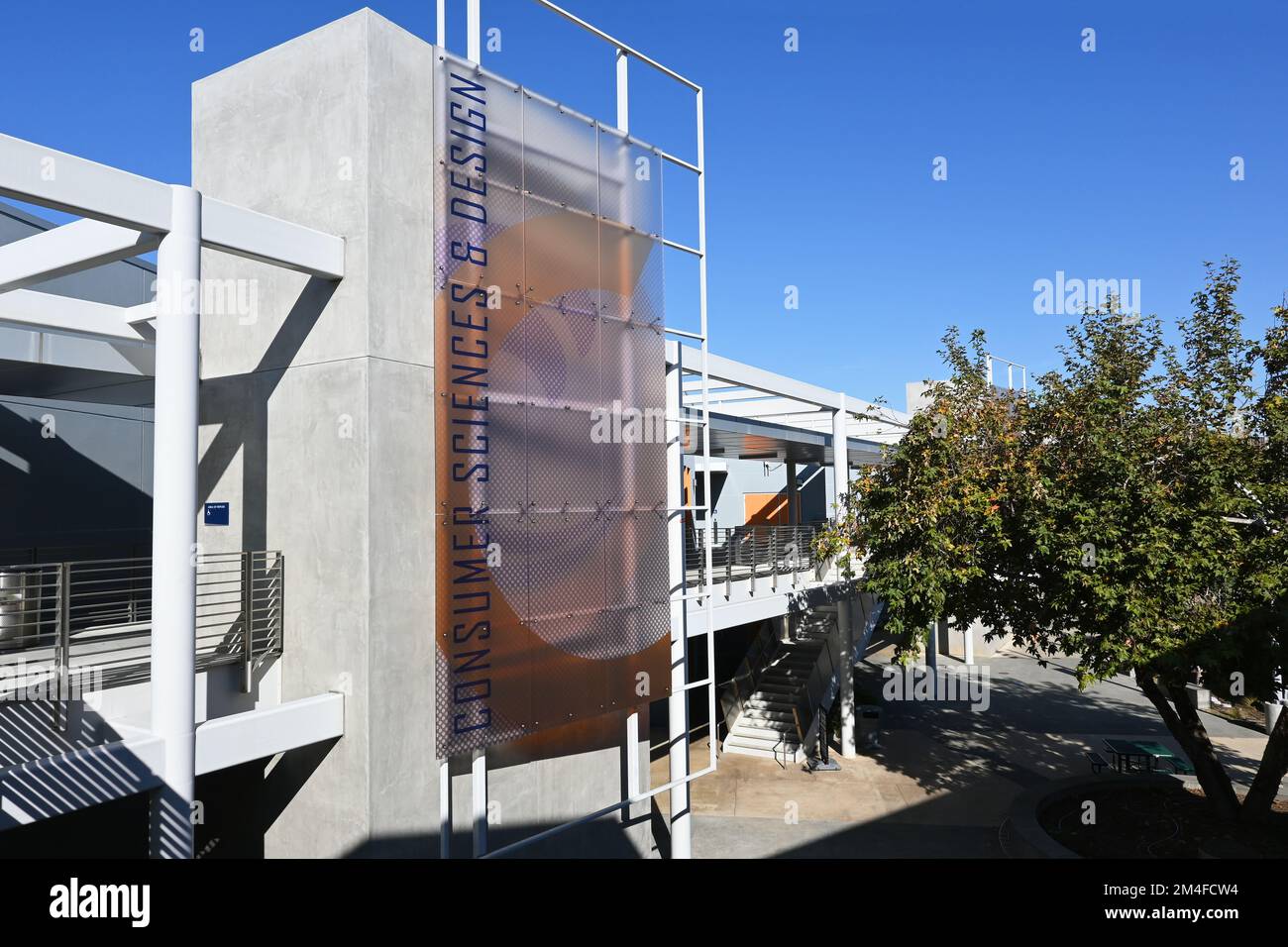COSTA MESA, CALIFORNIA - 19 DEC 2022: Computer Sciences and Design Building sul campus dell'Orange Coast College, OCC. Foto Stock