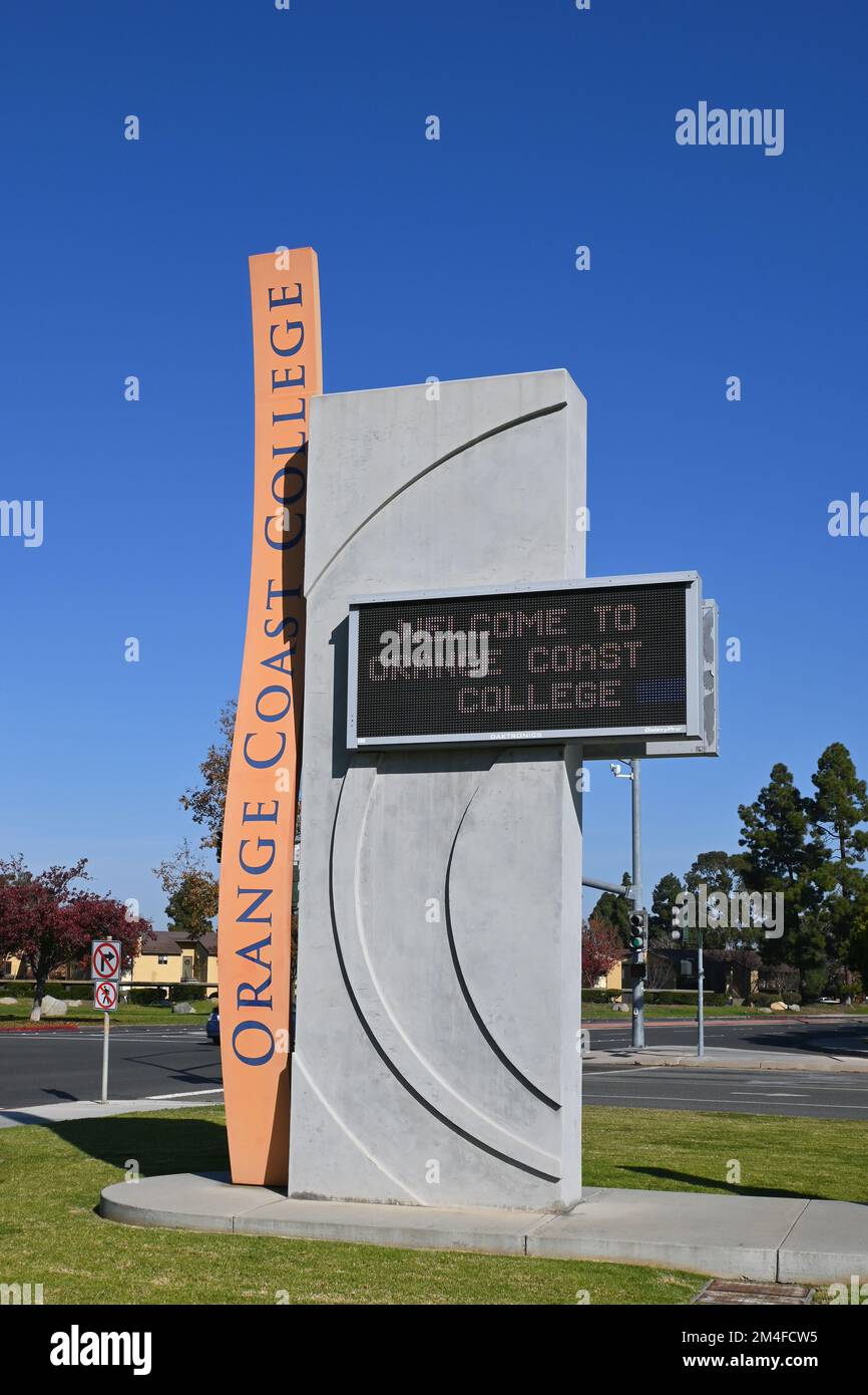 COSTA MESA, CALIFORNIA - 19 DEC 2022: Marchese elettronico all'ingresso di Adams Avenue all'Orange Coast College, OCC. Foto Stock