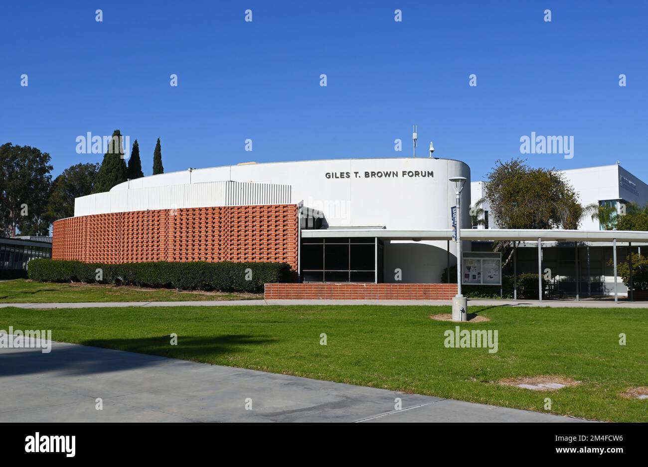 COSTA MESA, CALIFORNIA - 19 DEC 2022: Giles Brown Forum sul campus dell'Orange Coast College, OCC. Foto Stock
