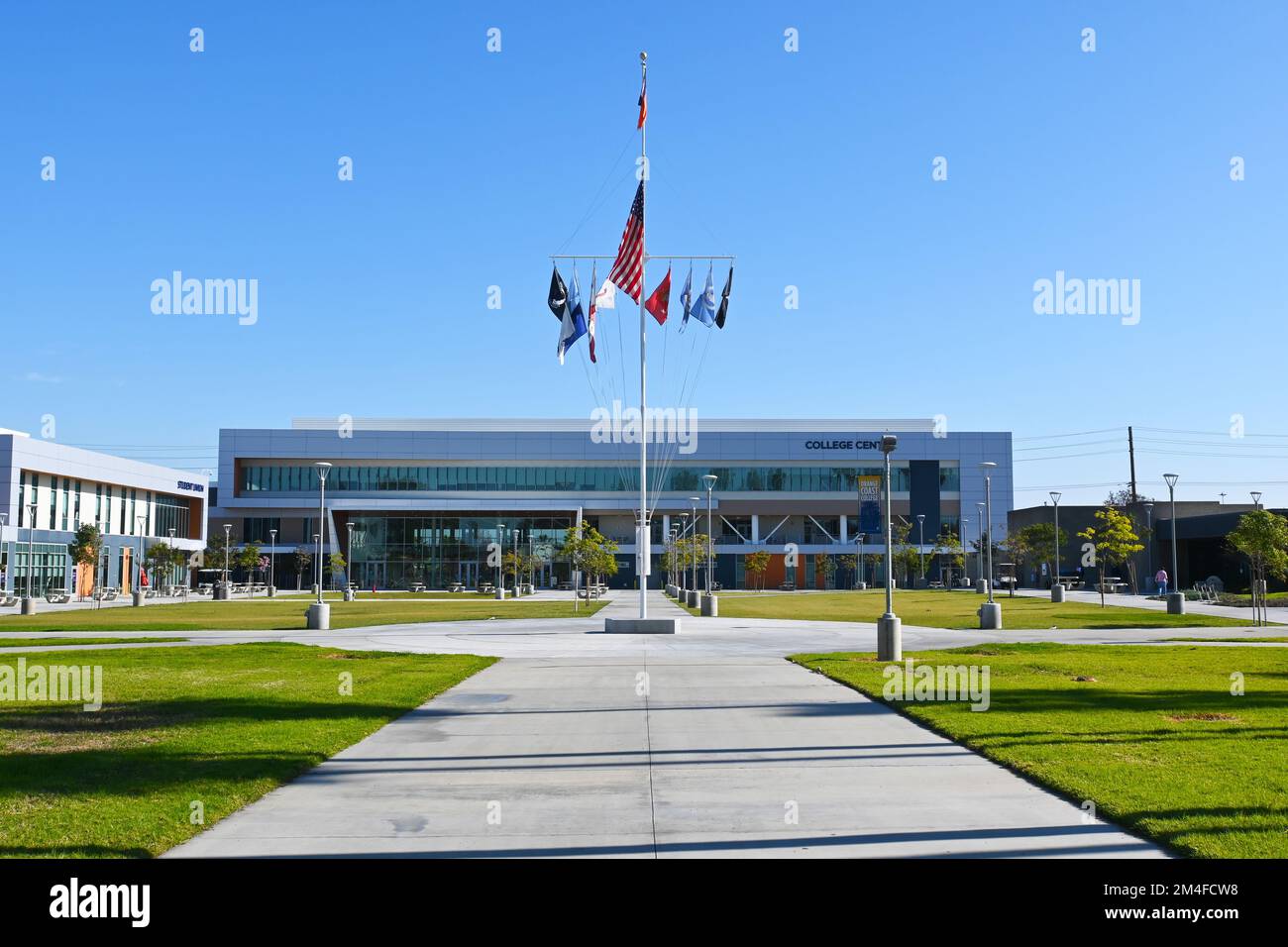 COSTA MESA, CALIFORNIA - 19 DEC 2022: Main Quad con palangari e College Center costruito sul Campus di Orange Coast College, OCC. Foto Stock