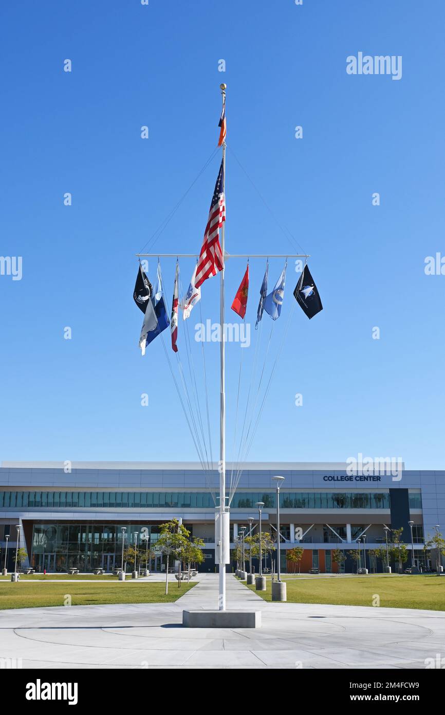 COSTA MESA, CALIFORNIA - 19 DEC 2022: Palazzetto della bandiera e edificio del College Center sul Quad principale del campus dell'Orange Coast College, OCC. Foto Stock