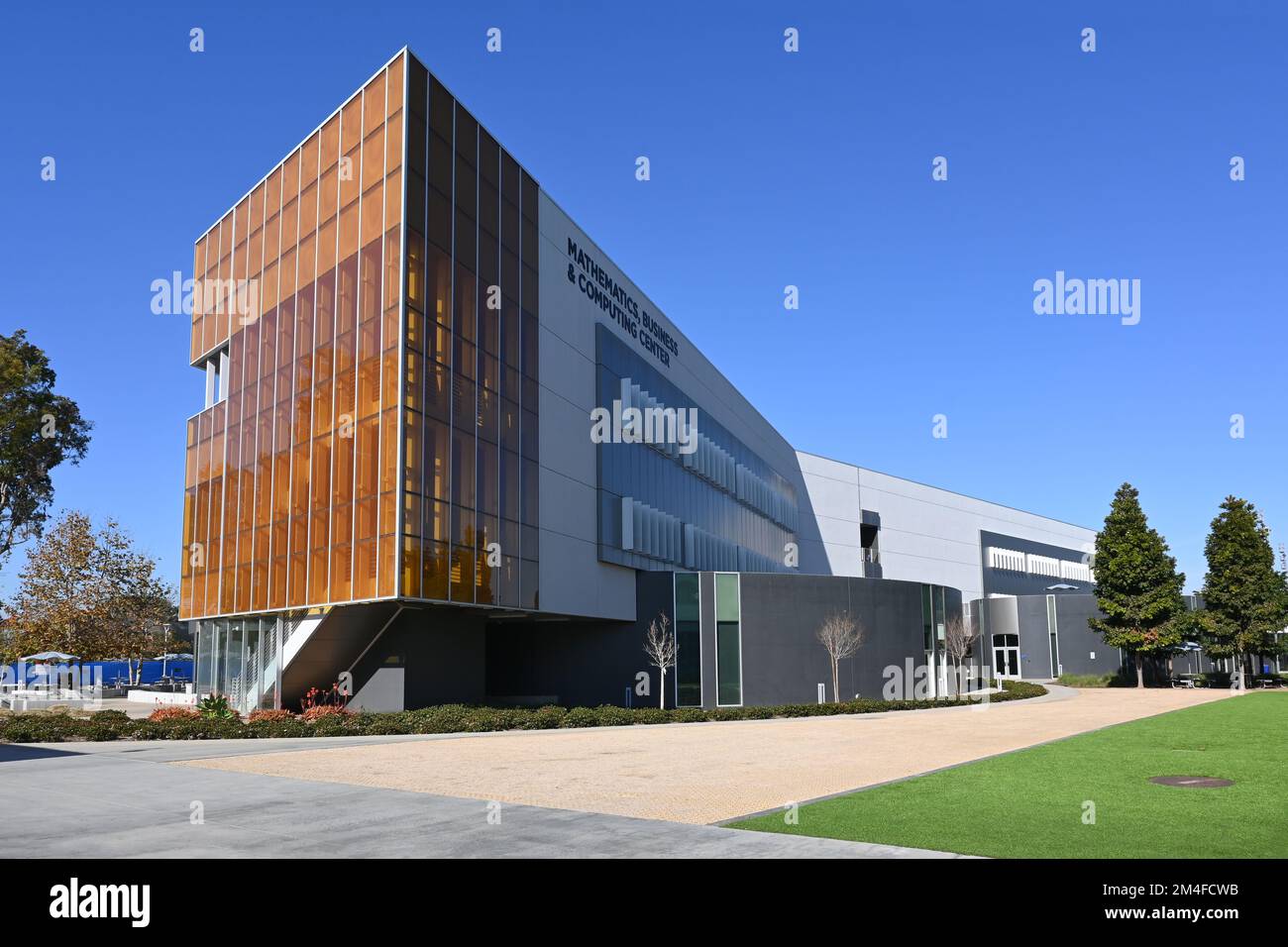 COSTA MESA, CALIFORNIA - 19 DEC 2022: Il Centro di Matematica, Affari e Informatica sul Campus dell'Orange Coast College, OCC. Foto Stock