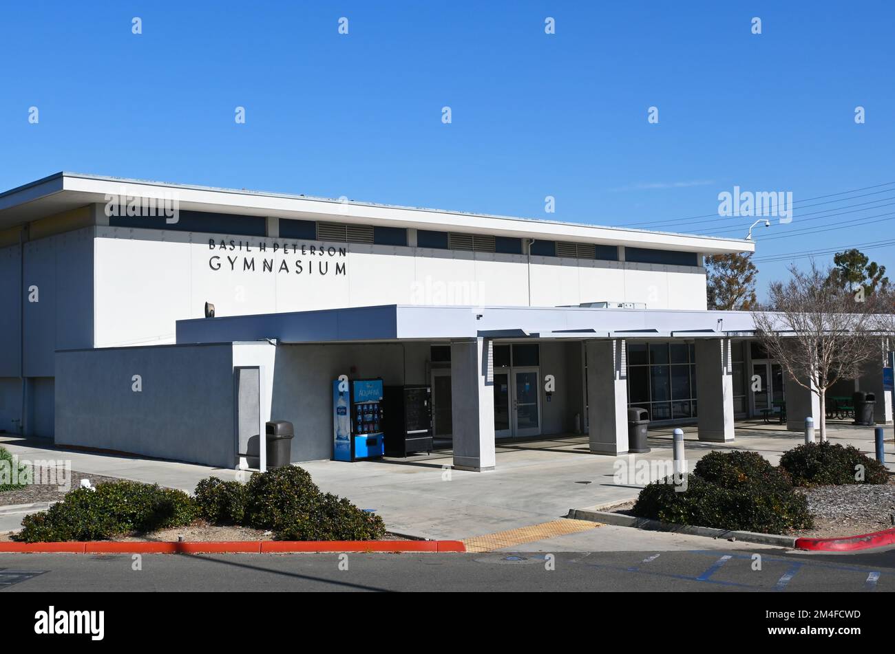 COSTA MESA, CALIFORNIA - 19 DEC 2022: Il Basil Peterson Gymnasium sul Campus dell'Orange Coast College, OCC. Foto Stock
