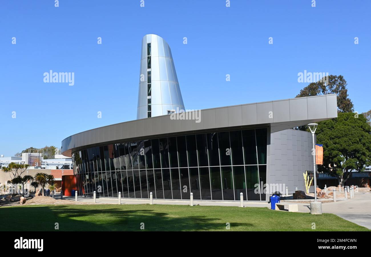 COSTA MESA, CALIFORNIA - 19 DEC 2022: L'edificio del Planetarium comunitario sul Campus dell'Orange Coast College, OCC. Foto Stock
