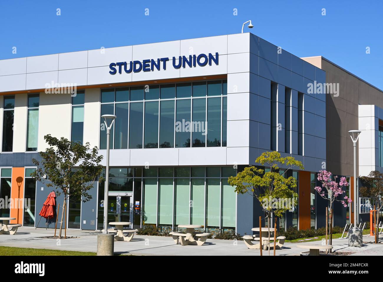 COSTA MESA, CALIFORNIA - 19 DEC 2022: Edificio dell'Unione studentesca sul campus dell'Orange Coast College, OCC. Foto Stock