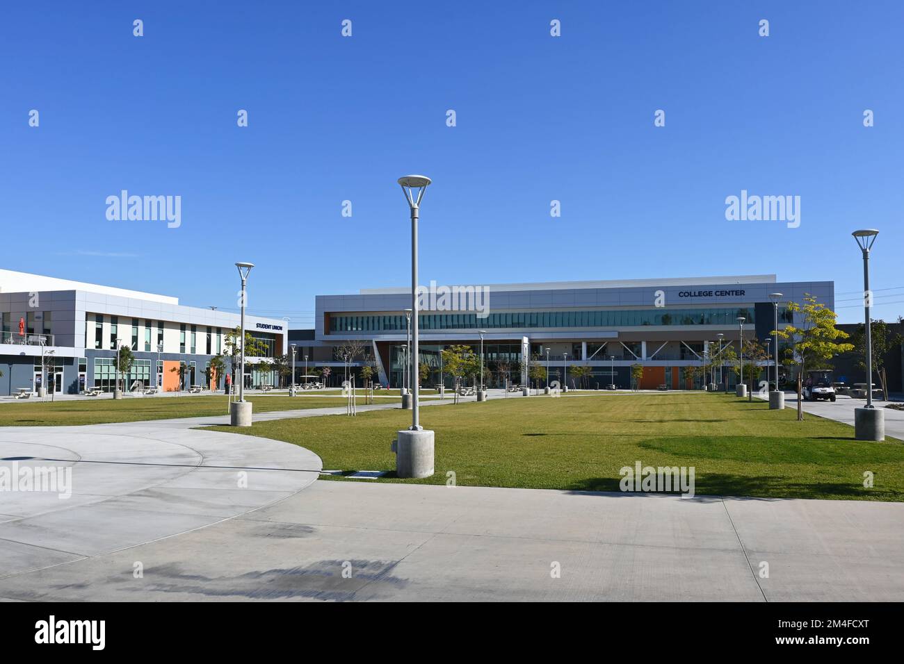 COSTA MESA, CALIFORNIA - 19 DEC 2022: L'Unione studentesca e l'edificio del College Center sul quad principale del campus dell'Orange Coast College, OCC. Foto Stock