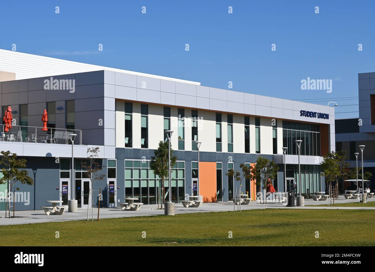 COSTA MESA, CALIFORNIA - 19 DEC 2022: Edificio dell'Unione studentesca sul campus dell'Orange Coast College, OCC. Foto Stock