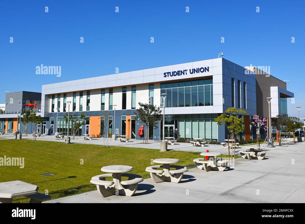 COSTA MESA, CALIFORNIA - 19 DEC 2022: Edificio dell'Unione studentesca sul campus dell'Orange Coast College, OCC. Foto Stock