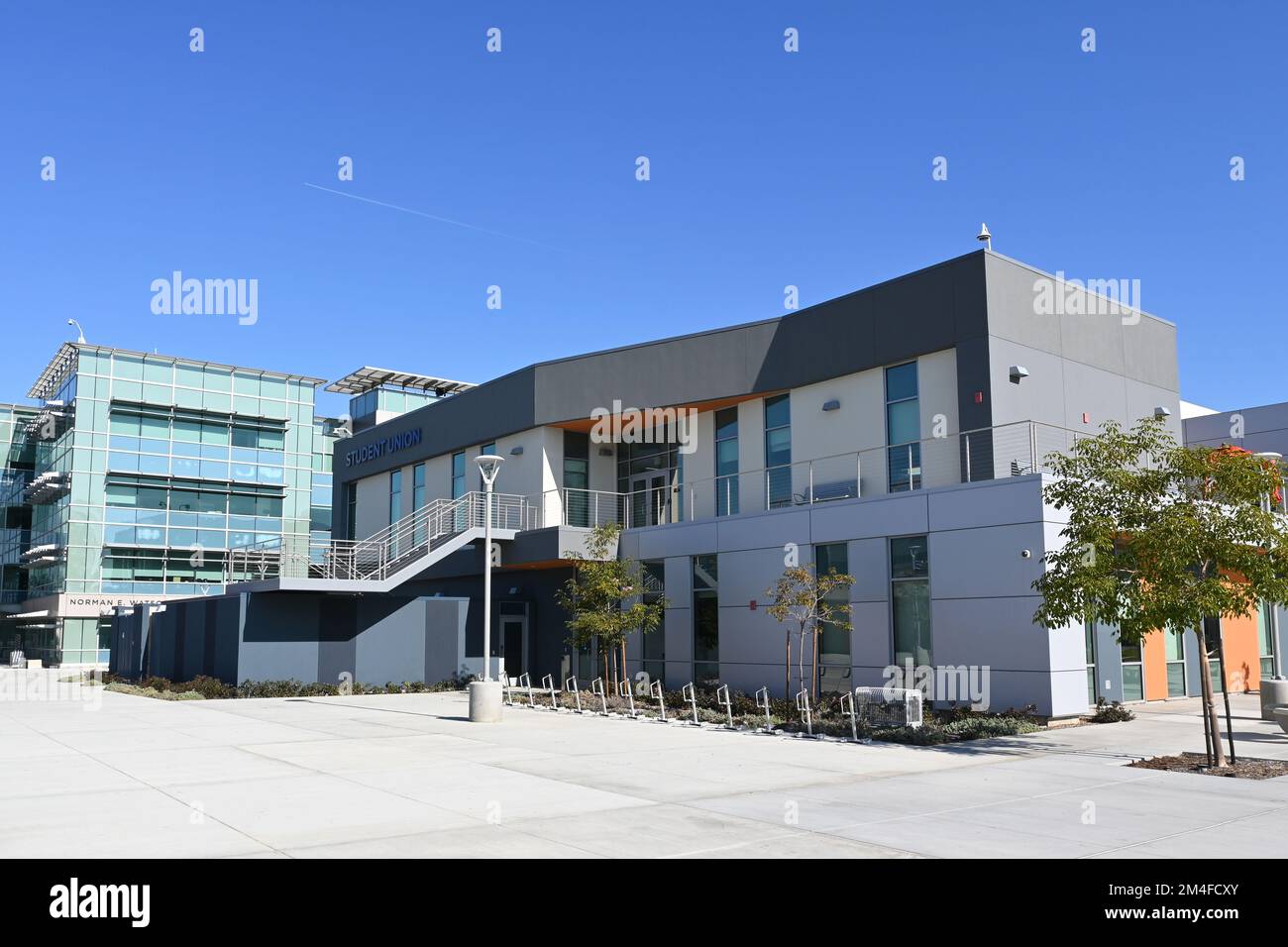 COSTA MESA, CALIFORNIA - 19 DEC 2022: Student Union e Watson Hall sul campus dell'Orange Coast College, OCC. Foto Stock