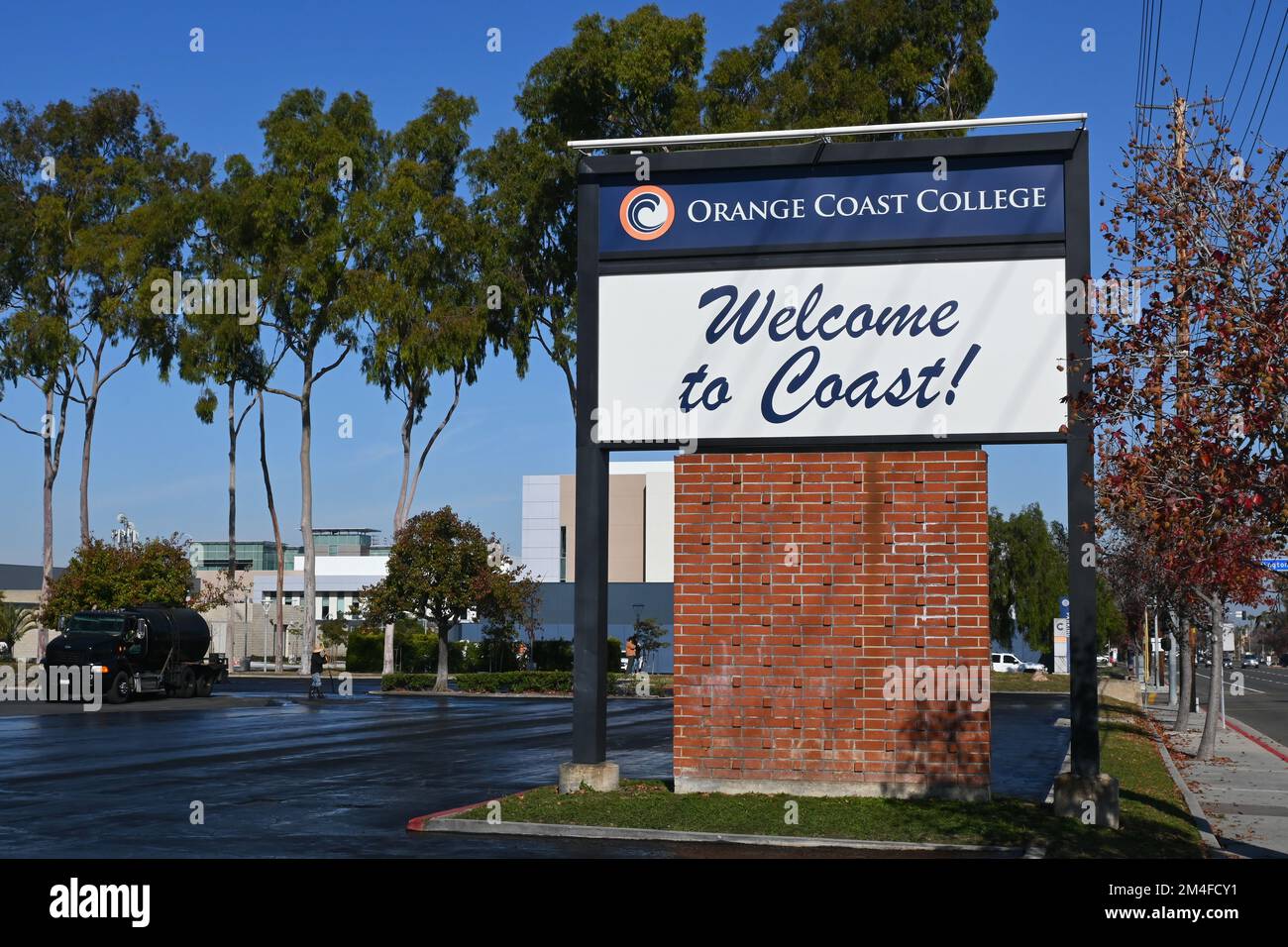 COSTA MESA, CALIFORNIA - 19 DEC 2022: Benvenuti al segno della costa, di fronte Fairview Road sul Campus di Orange Coast College, OCC. Foto Stock