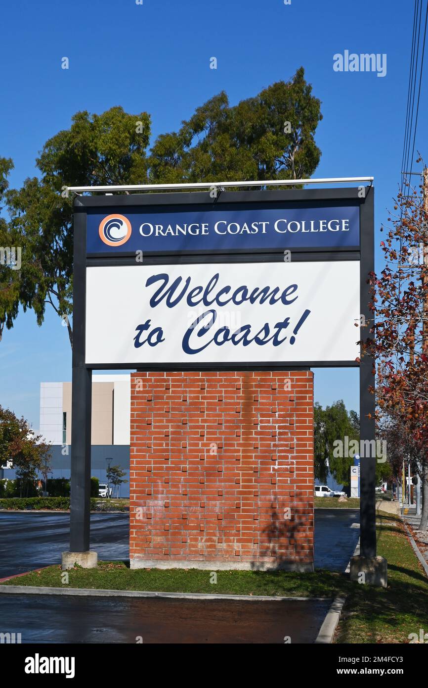 COSTA MESA, CALIFORNIA - 19 DEC 2022: Benvenuti al segno della costa, di fronte Fairview Road sul Campus di Orange Coast College, OCC. Foto Stock