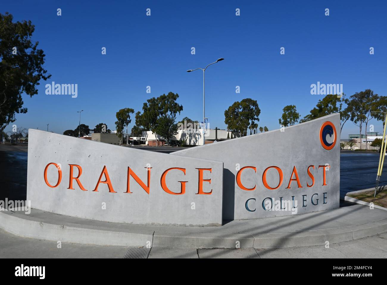 COSTA MESA, CALIFORNIA - 19 DEC 2022: Cartello Orange Coast College a Merrimac Way e Fairview Road. Foto Stock
