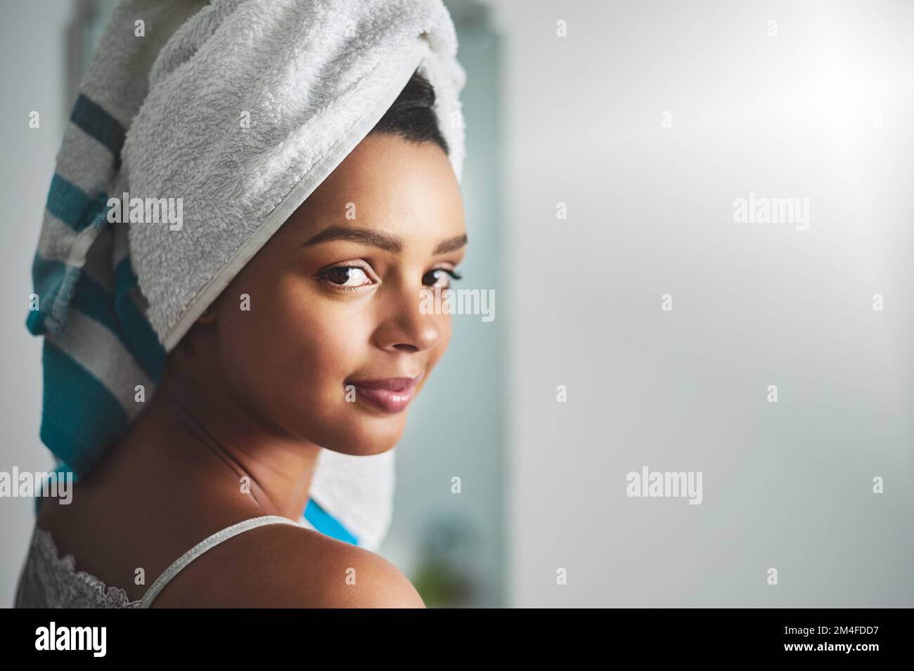 La bellezza naturale è il migliore tipo di bellezza. Ritratto di una giovane donna attraente in piedi nel bagno a casa. Foto Stock