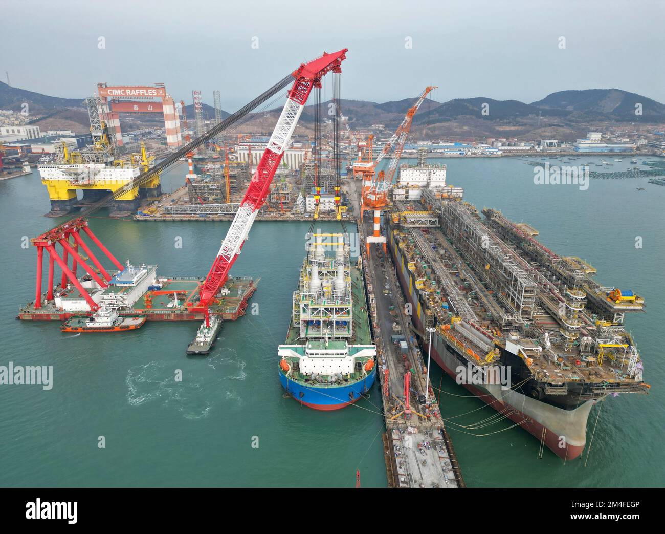 YANTAI, CINA - 20 DICEMBRE 2022 - diversi progetti di costruzione di navi su larga scala sono in corso simultaneamente presso la base di costruzione di Yantai, SH Foto Stock