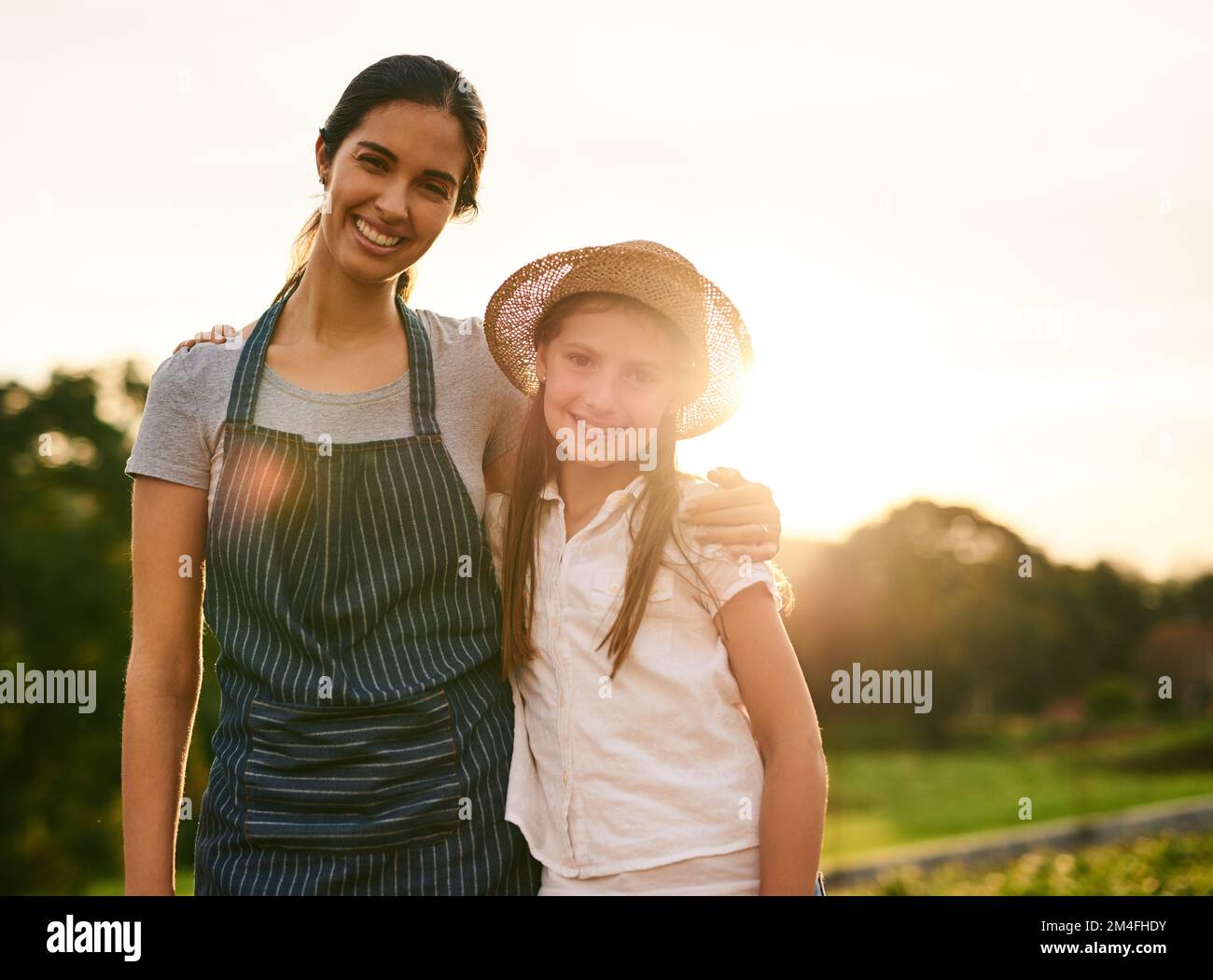 Erano due di un genere. Ritratto corto di una giovane donna attraente e sua figlia in piedi sulla loro fattoria di famiglia. Foto Stock