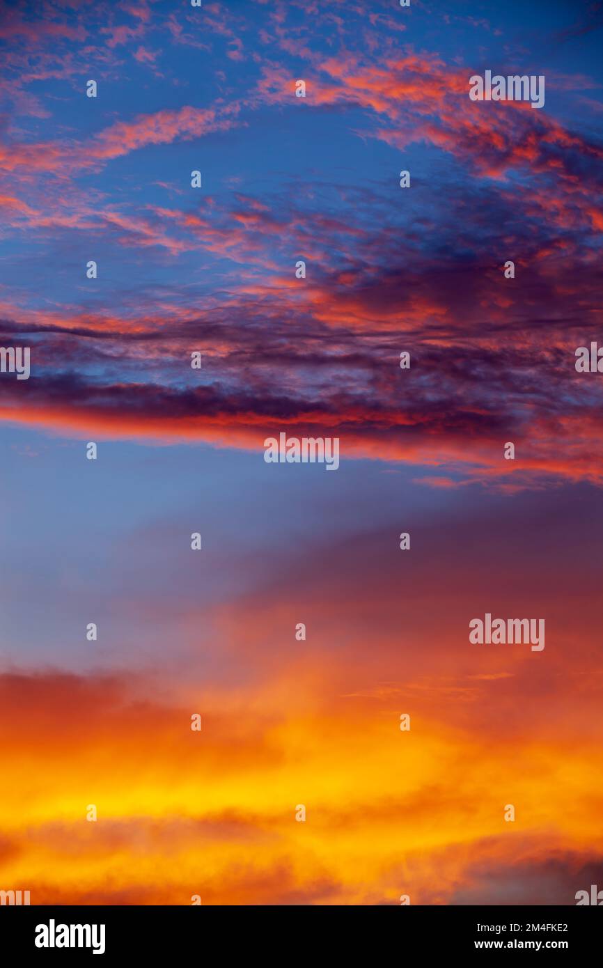 Spettacolare cielo nuvoloso con nuvola al tramonto con copyspace e sfondo naturale Foto Stock
