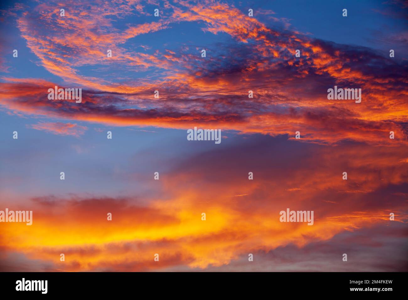 Spettacolare cielo nuvoloso con nuvola al tramonto con copyspace e sfondo naturale Foto Stock