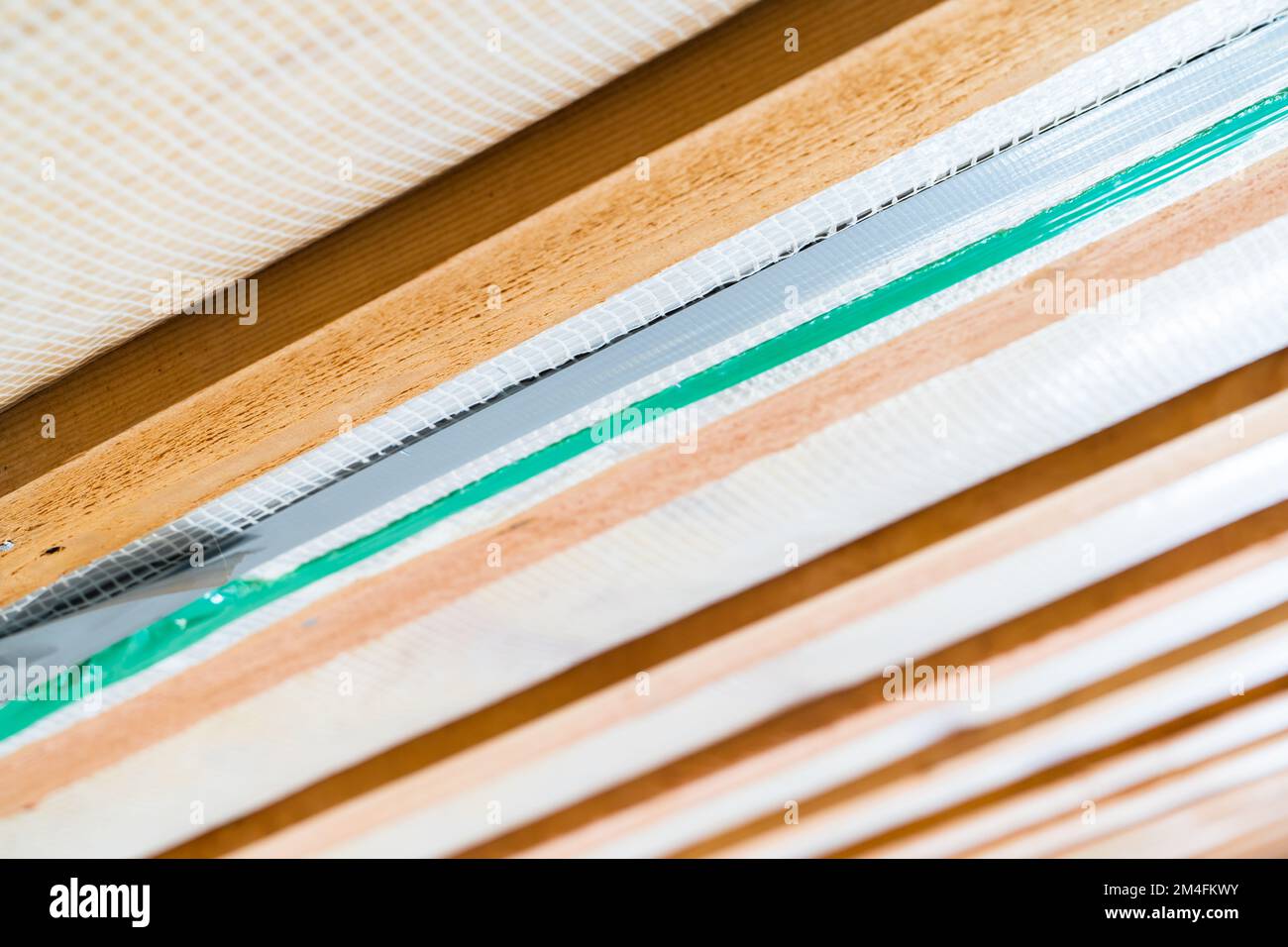 Barriera al vapore sul primo piano del soffitto. Isolamento dall'umidità. Cassa di legno sul soffitto di una casa incompiuta Foto Stock