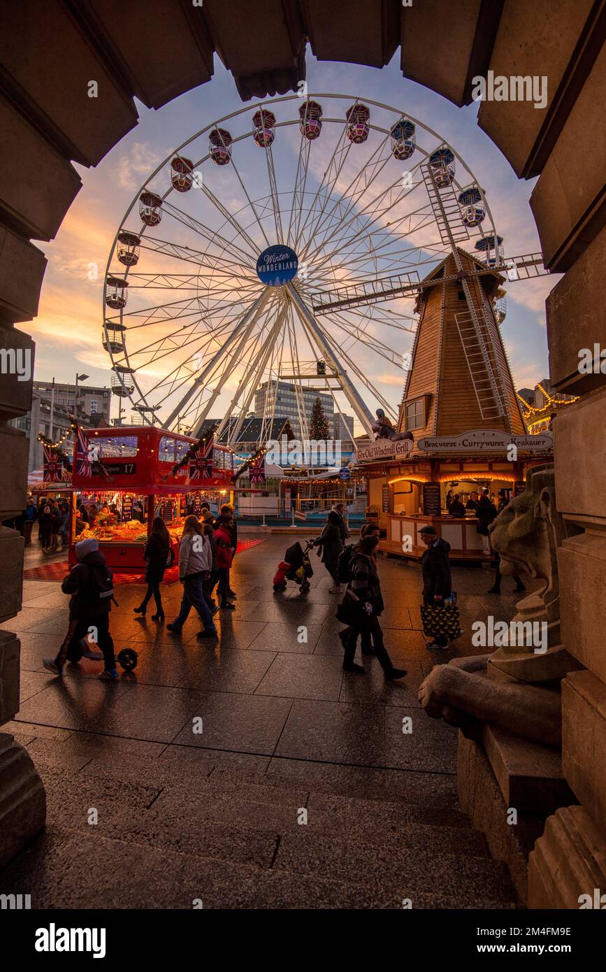 Tramonto al Winter Wonderland a Nottingham City, Nottinghamshire Inghilterra Regno Unito Foto Stock