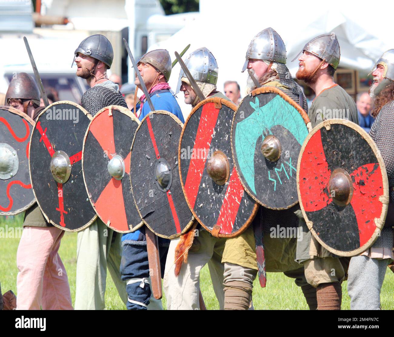L'enactment vichingo ad un country show. I membri vestono i vichinghi e combattono per intrattenere il pubblico. Foto Stock