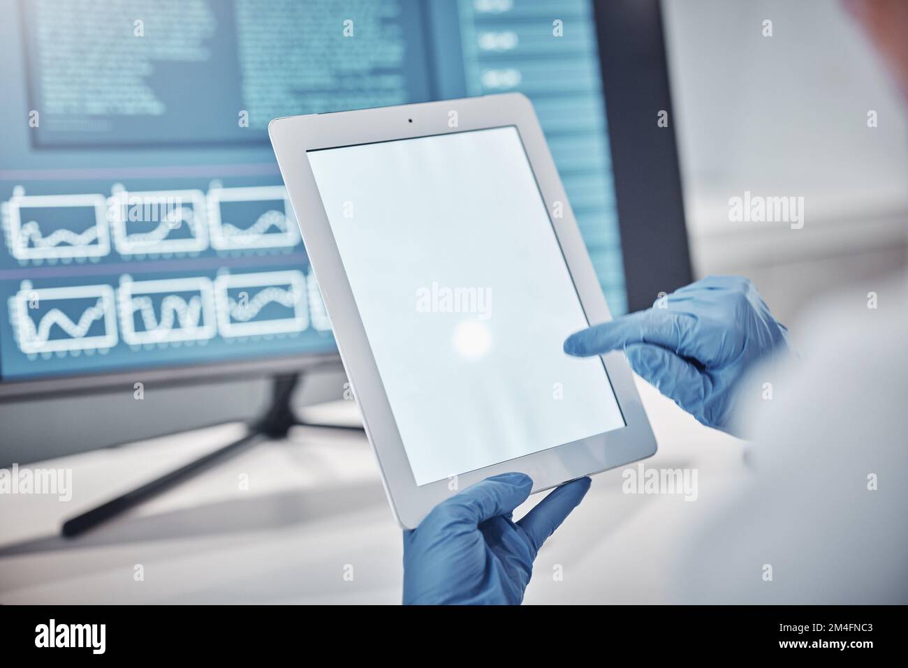 Dottore, scienza o tablet pratico con spazio di mockup per marketing, pubblicità o posizionamento di prodotti in un laboratorio. Zoom, digitale o scienziato Foto Stock