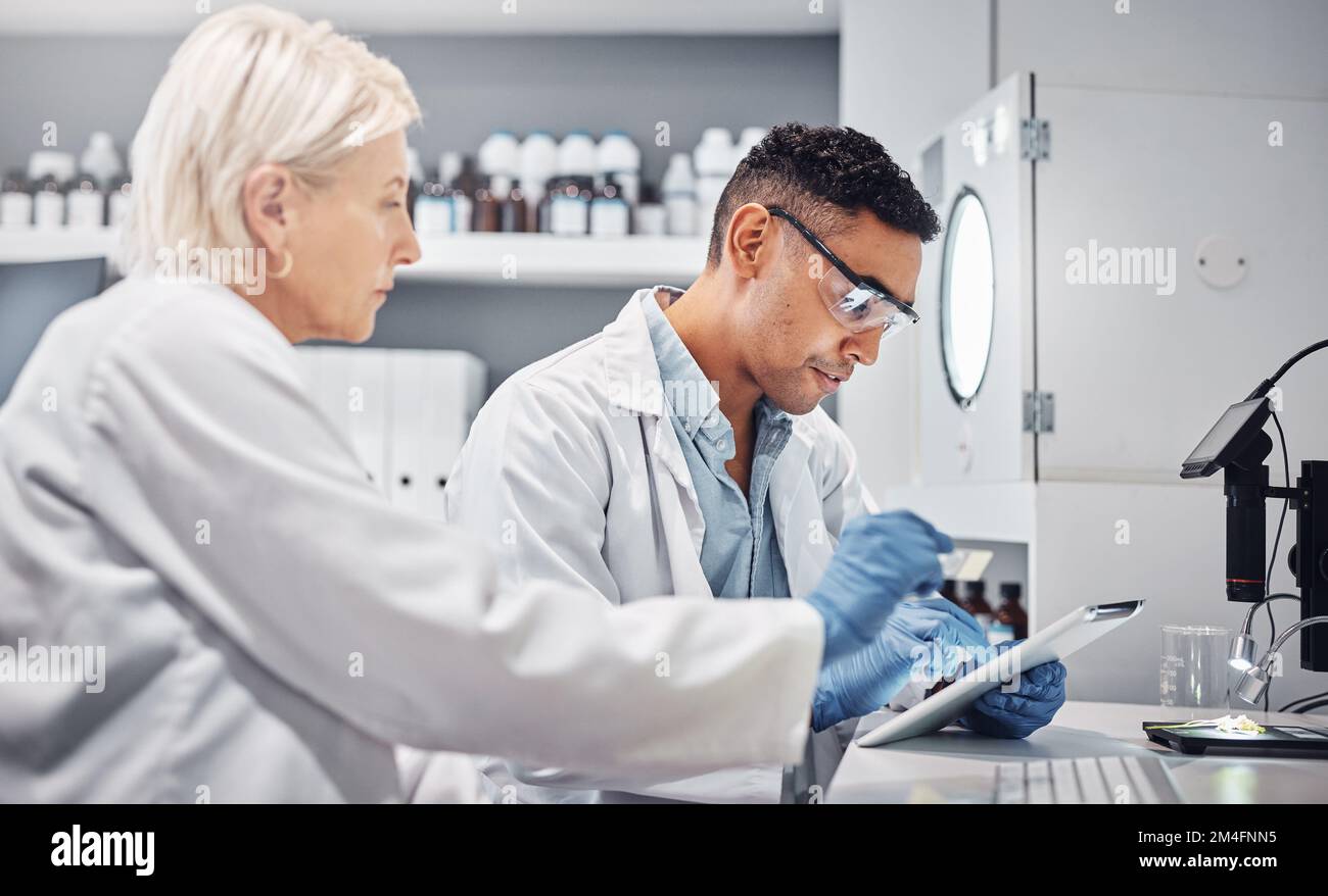 Team scientifico, tablet e studio di analisi in laboratorio per la collaborazione farmaceutica, il lavoro di squadra degli scienziati e la ricerca. Analisi medica Foto Stock