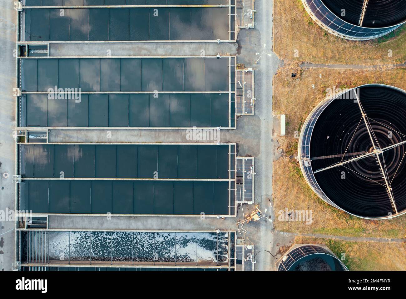 Impianto fognario, fognario e di trattamento delle acque reflue, vista aerea dal drone. Foto Stock