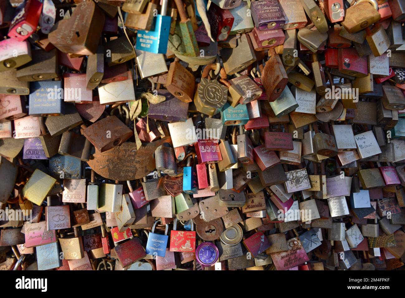 "Love Locks", lucchetti fissati da coppie al Ponte Hohenzollern, che poi gettano la chiave nel fiume Reno sottostante. Colonia, Germania Foto Stock