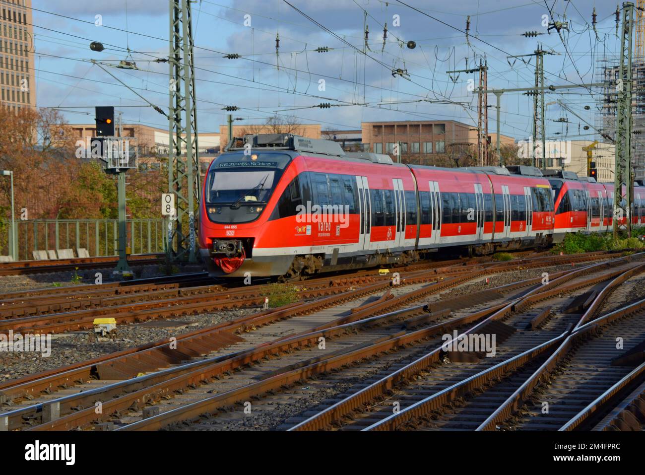 Un treno regionale Deutsche Bahn che arriva alla stazione centrale HBF di Colonia, Germania, novembre 2022 Foto Stock