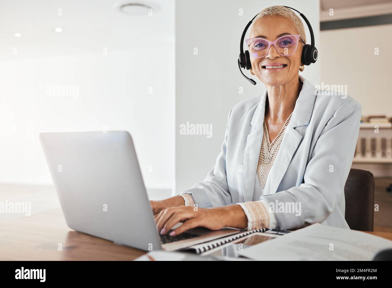 Ritratto, lavoro remoto da casa e donna per call center, assistenza clienti e assistenza online. Agente femminile, consulente e tipizzazione per il business Foto Stock