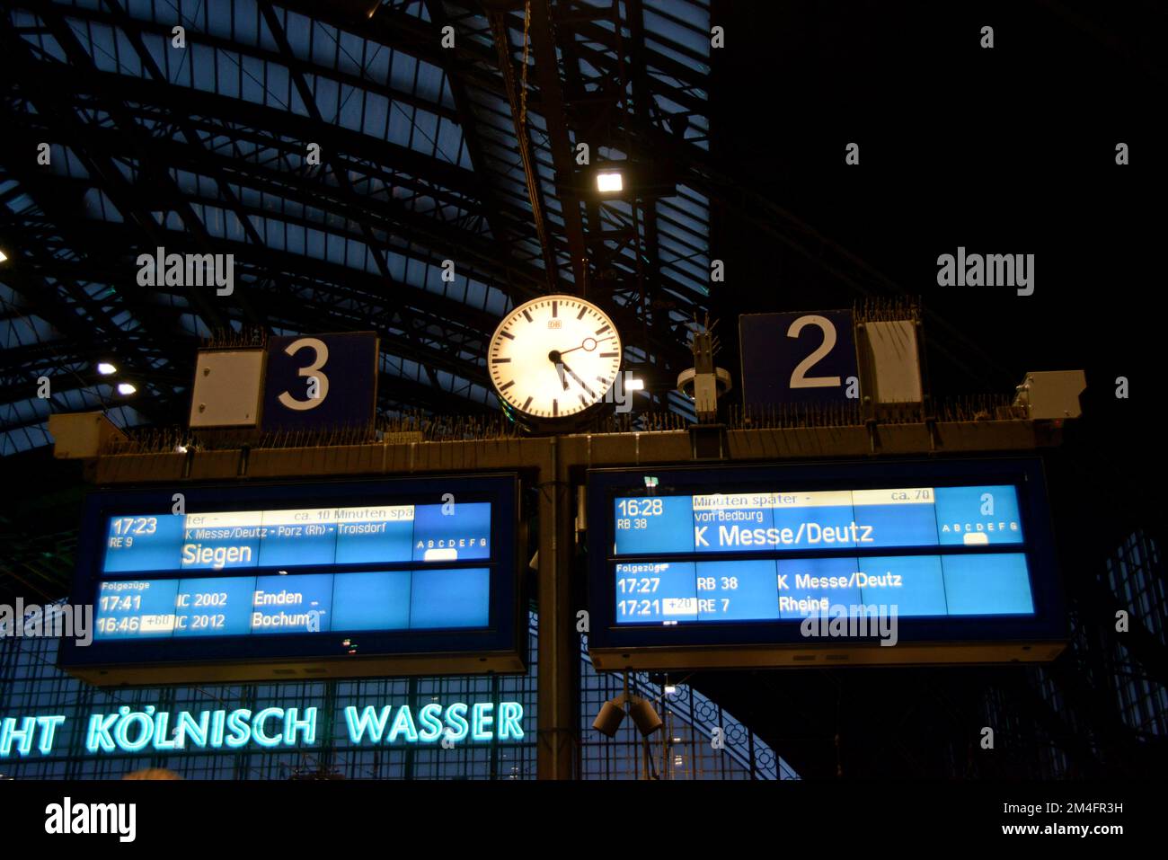 Una scheda indicatrice della destinazione dei treni, che mostra diversi treni della Deustche Bahn in ritardo alla stazione centrale BHF di Colonia, Germania Foto Stock