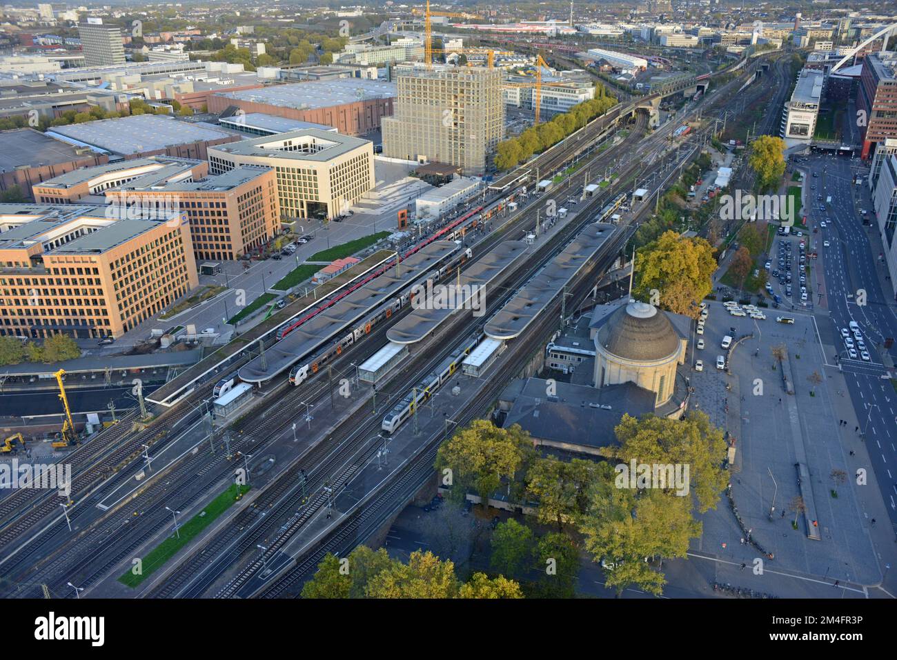 Una vista aerea della stazione Köln Messe/Deutz di Colonia un'importante stazione ferroviaria della Deutsche Bahn, vicino agli uffici del Gruppe di Zurigo, Germania, novembre 2022 Foto Stock