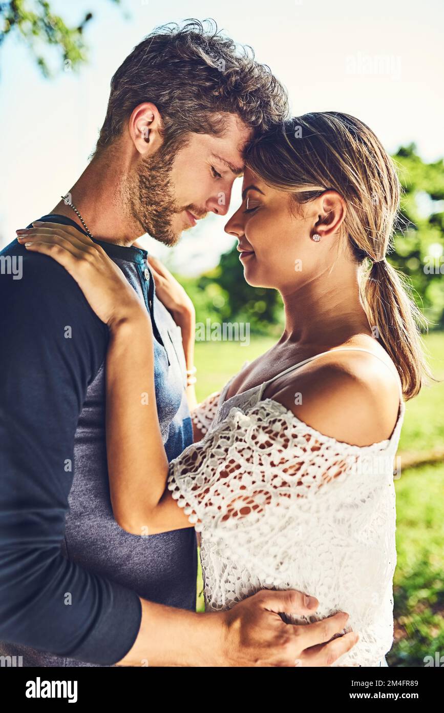 Tenetemi vicino. una giovane coppia che si unisce all'aperto. Foto Stock