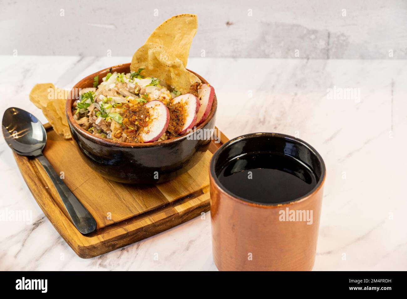 piatto di carne messicano con avocado e limone, carne nel suo succo tipico cibo messicano, latino-americano Foto Stock