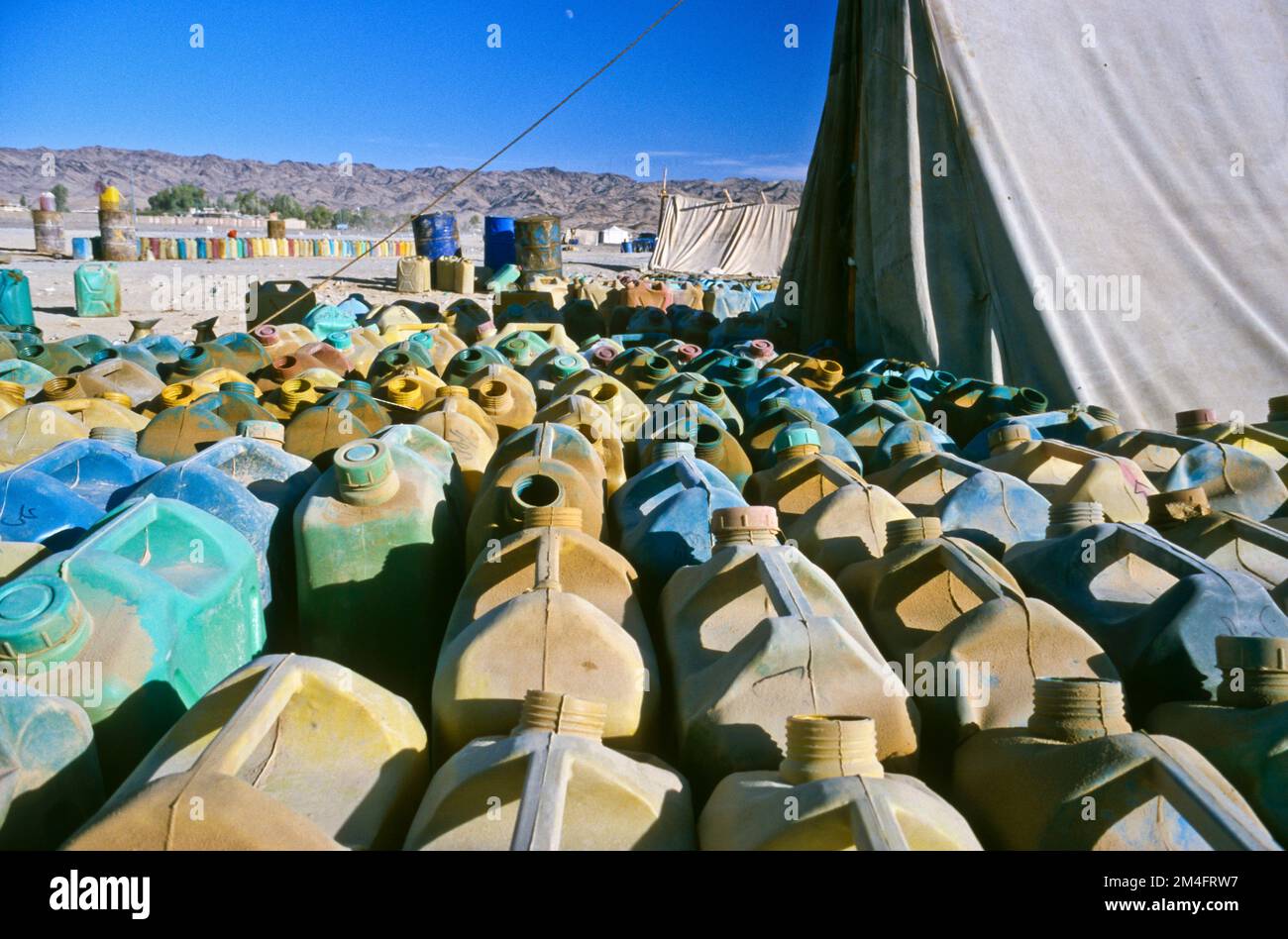 Petrolstation che vende benzina contrabbandata dall'Iran a Truckdrivers in Pakistan. Foto Stock