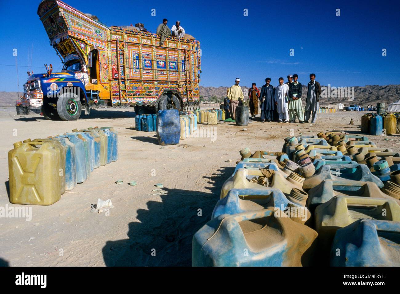 Petrolstation che vende benzina contrabbandata dall'Iran a Truckdrivers in Pakistan. Foto Stock