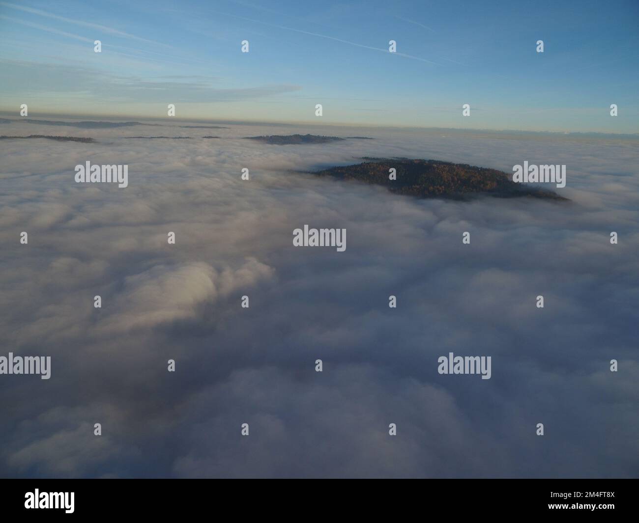 volo sopra le nuvole attraverso il cielo nuvoloso Foto Stock