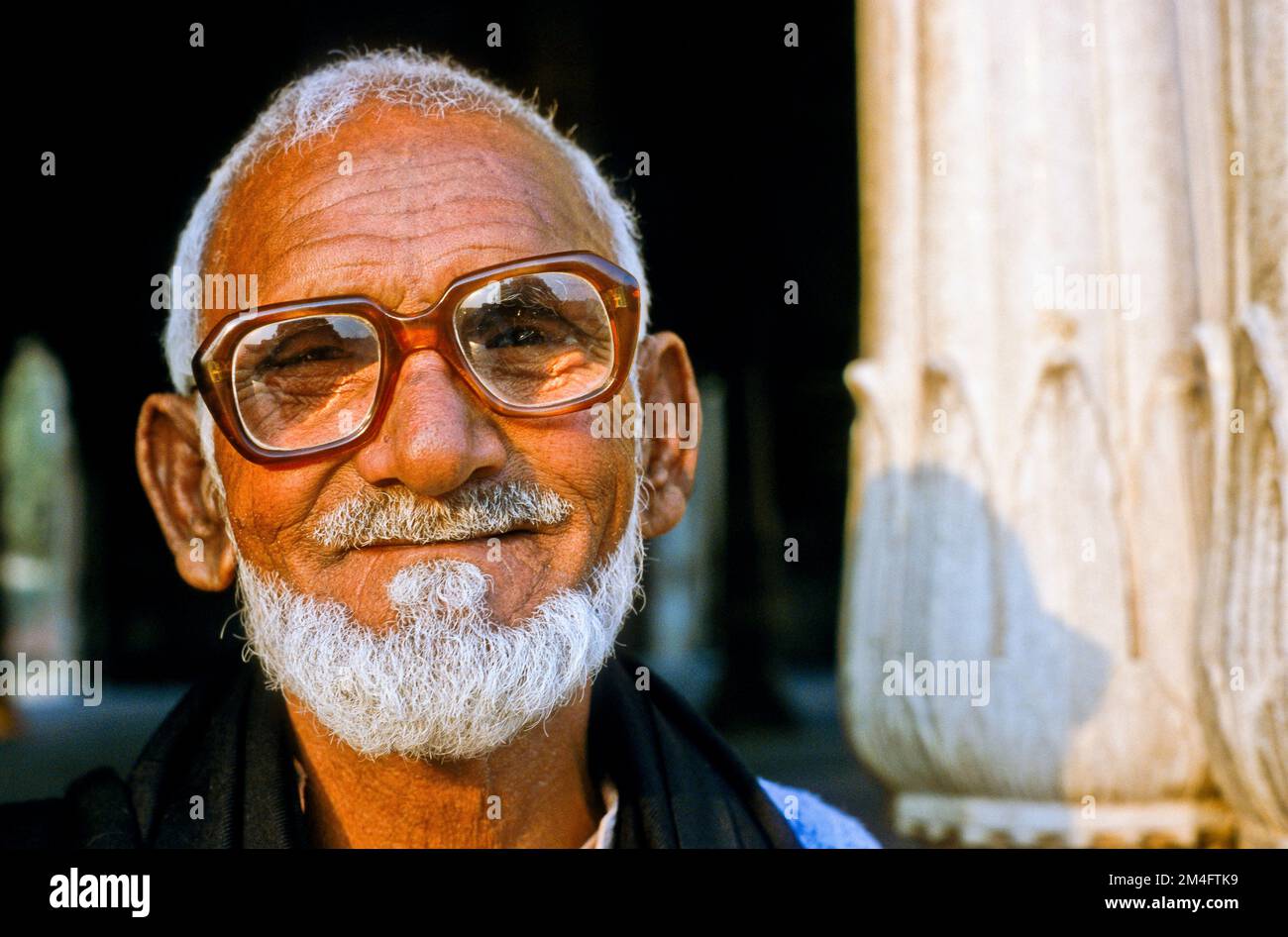 Ritratto di un mercante nel bazar di Lahore. Foto Stock