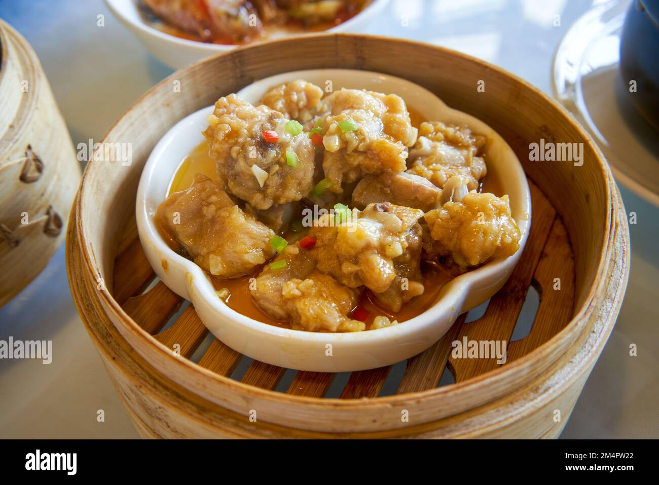 Un classico e delizioso te' Cantonese mattutino, costolette di maiale al vapore con aglio Foto Stock