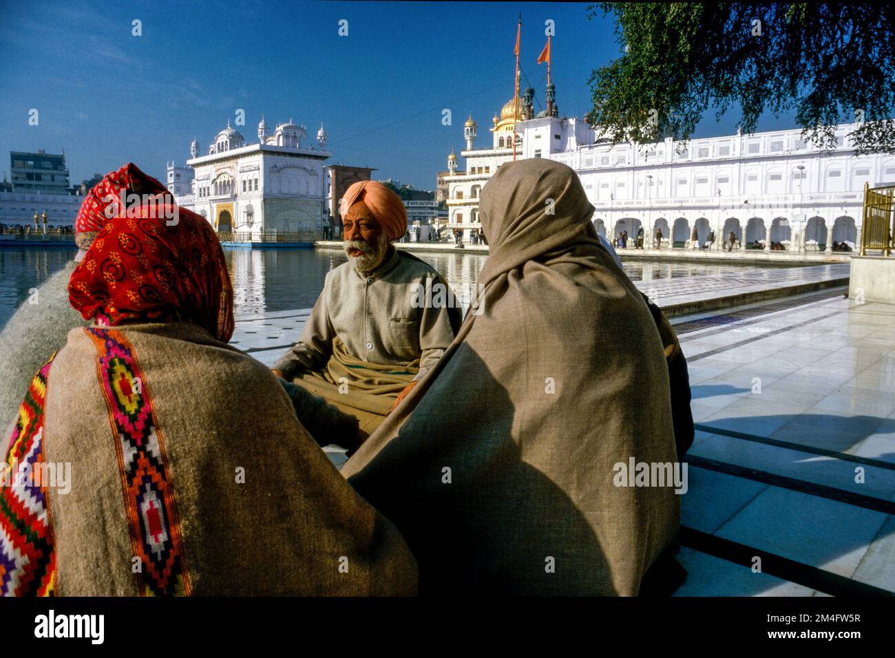 La religione sikh-pellegrini cantando i mantra nella parte anteriore del tempio d'Oro Foto Stock