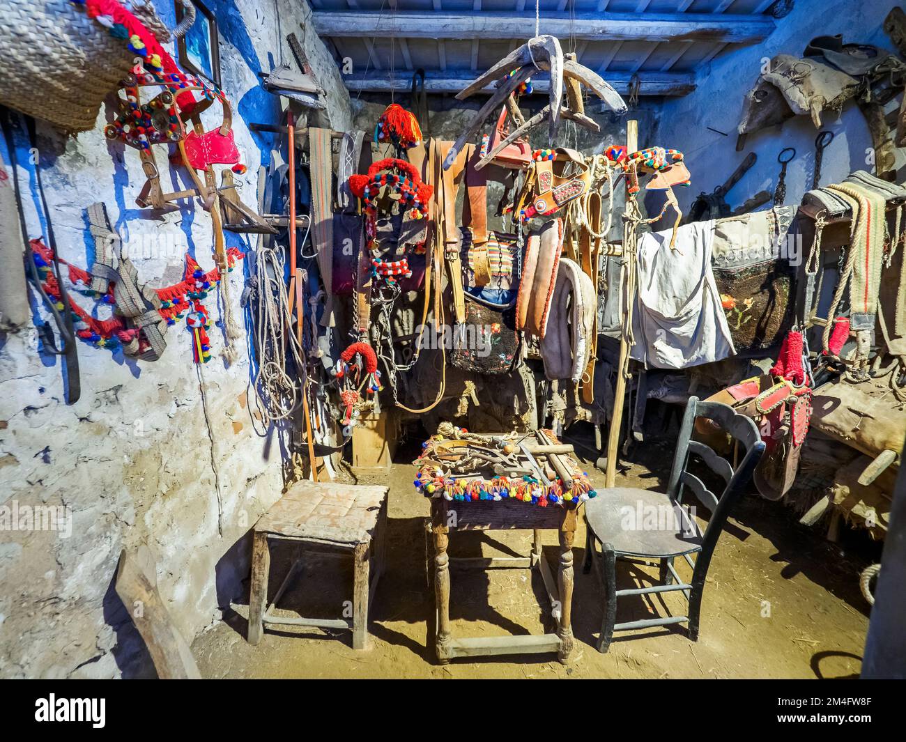 Sellaio - Museo all'aperto alle Grotte di Scurati o "Grotta Mangiapane" un antico insediamento abitato fin dal Paleolitico superiore, che mostra tradizioni artigianali e vita rurale in Sicilia - Custonaci, Sicilia, Italia Foto Stock