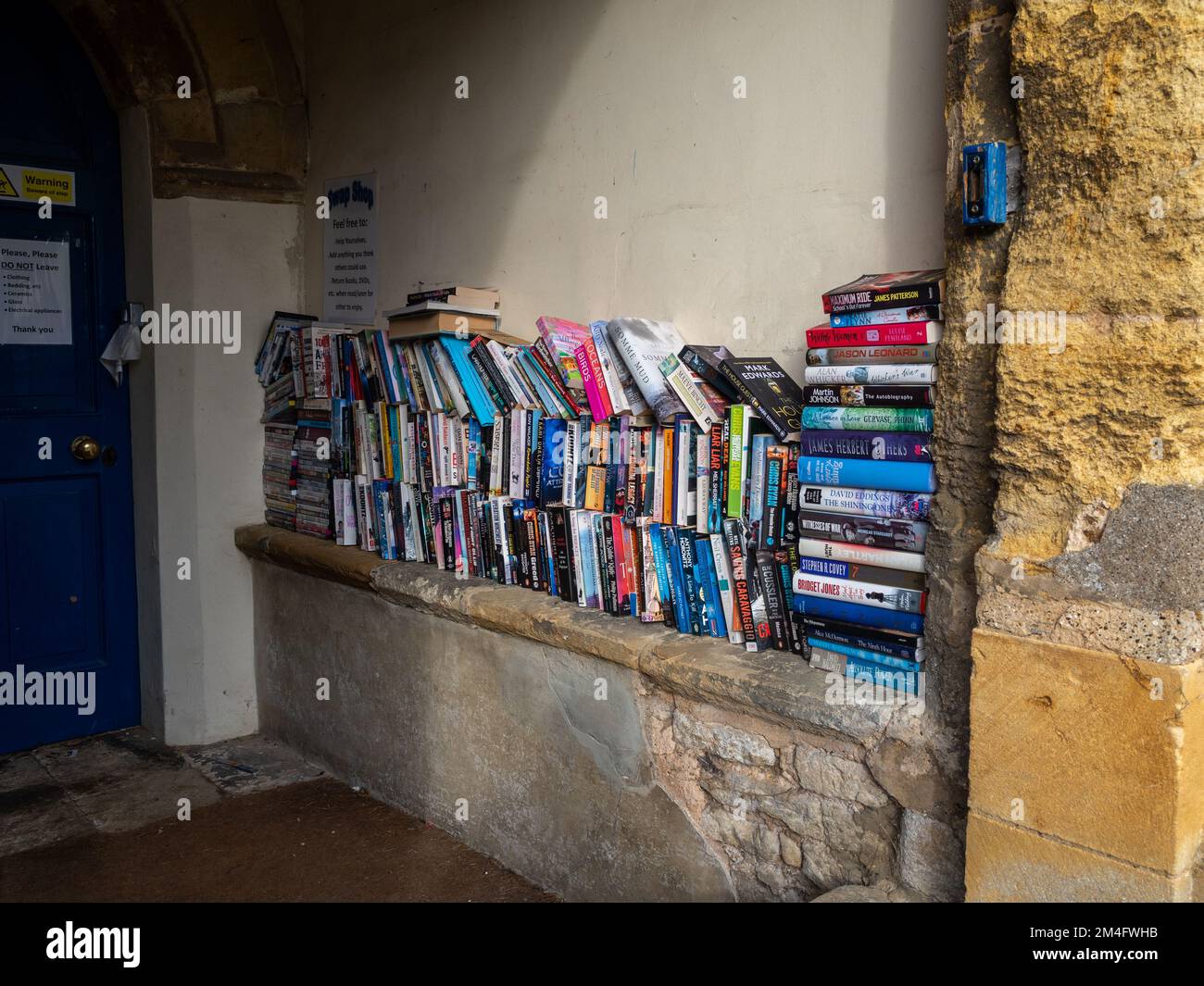 Libri donati per la vendita nel portico della chiesa di St Margaret, villaggio di Denton, Northamptonshire, Regno Unito; per raccogliere fondi per la chiesa Foto Stock